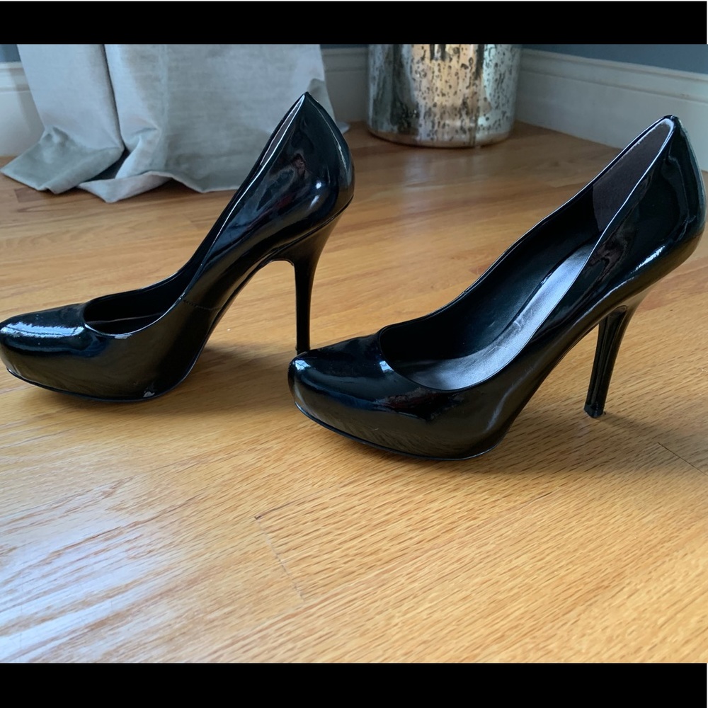 Ladies Guess black patent pumps